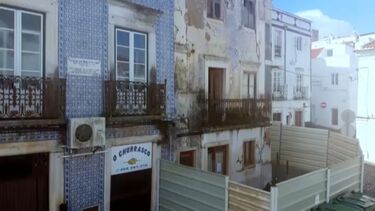 Moradora afirma que município não faz nada em relação a prédio degradado em Estremoz 