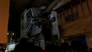 Míssil iraniano atinge edifício residencial em Israel 