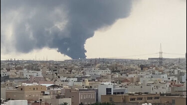 Coluna de fumo vista na Cidade do Kuwait após ataque de drones iranianos a aeroporto