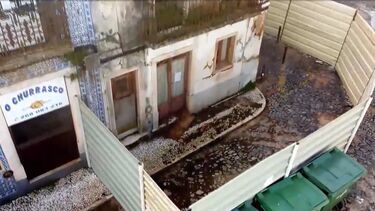 Prédio devoluto está em risco de colapso em Estremoz mas habitantes dizem que “ninguém faz nada”