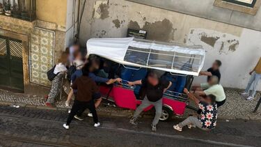 Finlandês hospitalizado após ficar entalado por tuk-tuk em Lisboa