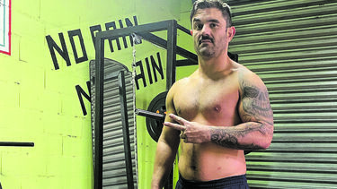 Ex-polícia mata mãe e madrasta do filho e obriga menor a vigiar enterro