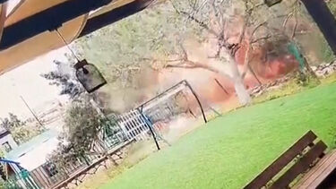 Imagens de videovigilância captam explosão em quintal após míssil iraniano ser intercetado sobre a Cisjordânia