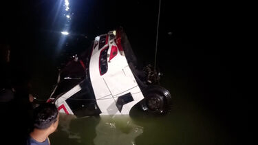 Autocarro despista-se e cai ao rio no Bangladesh. Há pelo menos 18 mortos