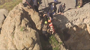 Bombeiros resgaram mulher que ficou presa nas rochas após cair de penhasco nos EUA