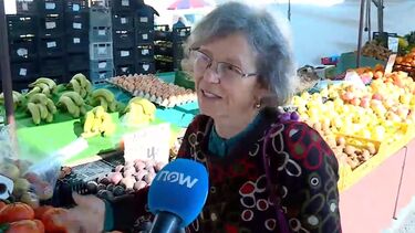 "O que me vale a mim é ter um campinho": Popular na feira dos Carvalhos diz que está muito difícil, ao preço a que os produtos estão