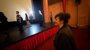 “A arte salva”: neste teatro no Líbano há uma atriz portuguesa que ajuda a humanizar os efeitos da guerra