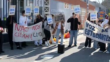 Alunos da Escola Secundária Leal da Câmara em Rio de Mouro iniciaram um protesto por melhores condições no ensino