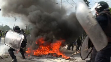 Imagens mostram protesto no Nepal após detenção do ex-primeiro-ministro e do ex-ministro do Interior