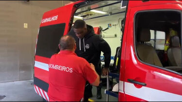 O momento em que Moga recebe assistência na ambulância no Dragão Arena
