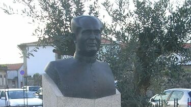 Furtado busto do padre António Inácio Gomes que estava no adro da paróquia da Senhora do Porto