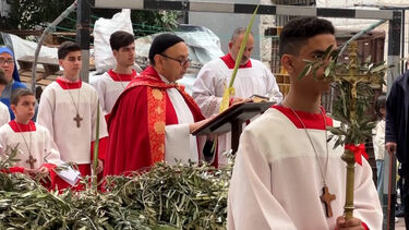Católicos palestinianos participam na missa de Domingo de Ramos na cidade de Gaza