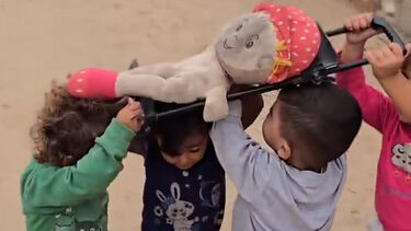 Vídeo emocionante mostra crianças a imitar funeral em Gaza