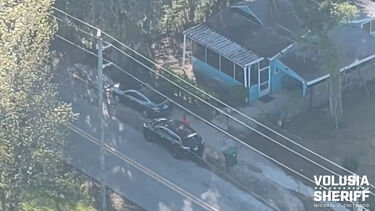 Vê a polícia e atira saco de cocaína pela janela do carro contra traficante a quem tinha comprado a droga na Florida