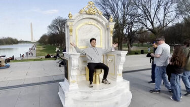 "Trono digno de um rei": Sanita dourada instalada em Washington para satirizar as renovações de Trump na Casa Branca