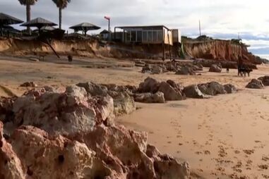 Sucessivas tempestades provocam estragos na praia do Forte Novo em Quarteira