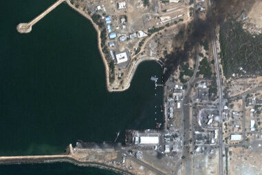 Imagens de satélite mostram destruição na residência de Khamenei e em base naval e aérea no Irão