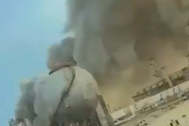 Imagens mostram nuvem de fumo sobre refinaria de petróleo na Arábia Saudita atingida por drone