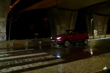 Estrada alagada em Sacavém junto ao rio Trancão