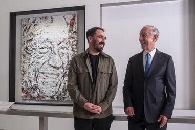 Vhils fez retrato oficial de Marcelo com camadas de jornais dos últimos dez anos