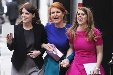 Sarah Ferguson com as filhas, princesas Beatrice e Eugenie