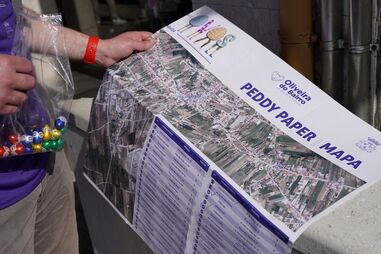 Mapa Peddy Paper de Oliveira do Bairro com mapa da cidade e lista de pontos de interesse