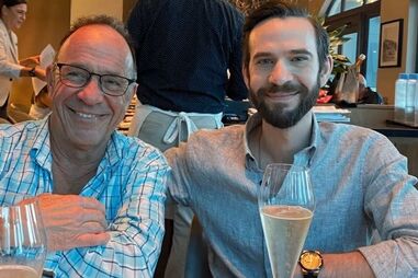 Jonathan Gavalas, de 36 anos (à direita), acompanhado pelo pai, Joel Gavalas 