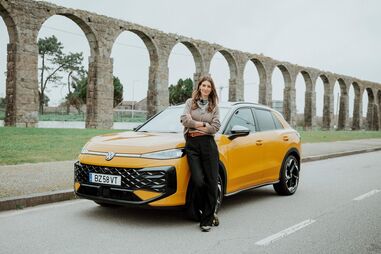 Diana Pereira junto ao Volkswagen T-Roc no Aqueduto de Vila do Conde