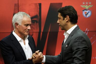 José Mourinho e Rui Costa quando o treinador assinou contrato