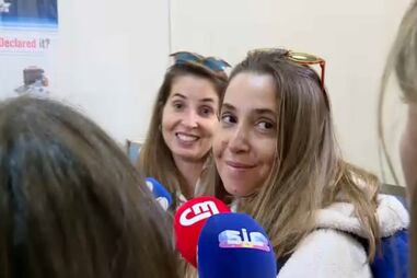 “Os mísseis vinham em bola de fogo contra nós”: irmãs gémeas revelam experiência no Dubai durante conflito no Médio Oriente 