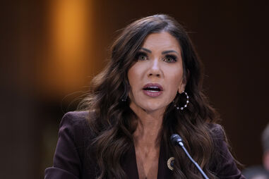 Kristi Noem enfrenta controvérsias, incluindo alegações de caso extraconjugal