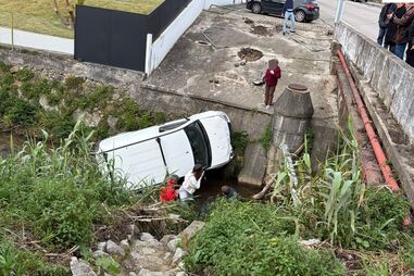 Dois feridos em despiste de carro seguido de queda para ribeira em Ovar