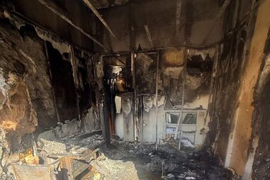 Incêndio destrói escritório em Matosinhos; bombeiros de Matosinhos-Leça e S. Mamede no local