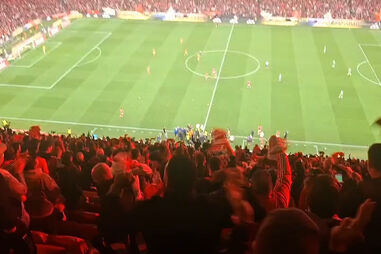 José Mourinho foi expulso após golo de Leandro Barreiro e fez gesto de 'pequeno'