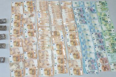 Dentro do carro, os homens tinham quase mil doses de droga e mais de 35 mil euros em numerário.