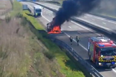 Ambulância que transportava utente para o IPO do Porto destruída pelas chamas na A4 em Mirandela