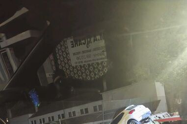 Carro despista-se contra muro de escola em Faro