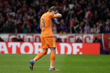 Antonín Kinsky destroçado a sair de campo após ser substituído aos 17 minutos