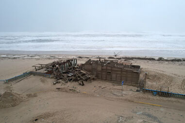 Tempestades danificam edifícios e praias, com custos de reparação estimados em milhões de euros