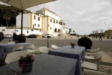 Sintra sobe preço do estacionamento e coloca parquímetros nas praias