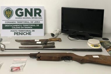 GNR apreende armas e estupefacientes em Peniche, Leiria