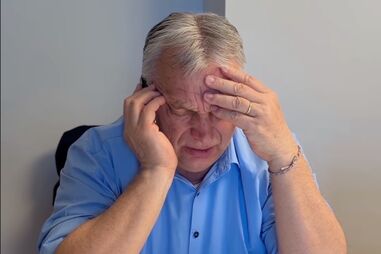 Orbán ao telefone com as filhas, alertando-as sobre as ameaças  ucranianas