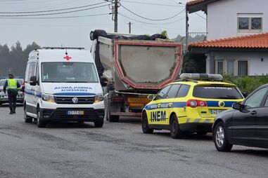 Sai de camião após ouvir barulho e morre atropelado na Póvoa de Varzim
