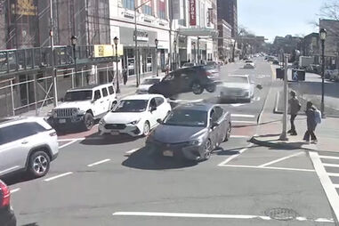 Carro descontrolado embate contra andaimes em movimentada rua de Nova Iorque