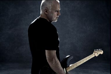 David Gilmour com a guitarra leiloada, por ocasião do seu álbum a solo 'Rattle that Lock' (2015)