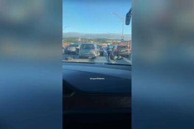 Suspeitos em fuga na Ponte 25 de Abril ferem polícia e acabam intercetados. Momento foi filmado