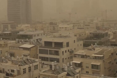 Novas imagens mostram tempestade de areia que varre várias zonas do Médio Oriente