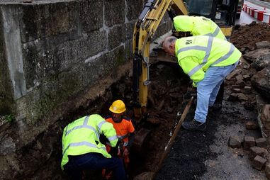 Os trabalhos de reparação de estradas danificadas após tempestades no País. 90% dos casos está resolvido