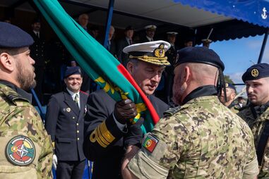António Manuel Noro recebe o Estandarte Nacional das mãos do Comandante Naval