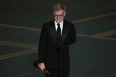 "Batalha Atrás de Batalha" vence Óscar de Melhor Argumento Adaptado. Paul Thomas Anderson recebe o prémio